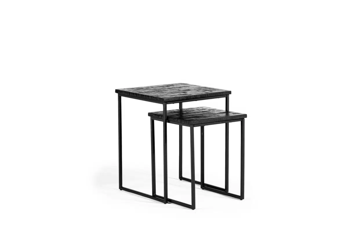 Twee in elkaar passende vierkante tafels met zwarte metalen frames en donkere getextureerde tafelbladen. De grotere tafel is iets hoger en beide hebben een minimalistisch design, tegen een witte achtergrond.