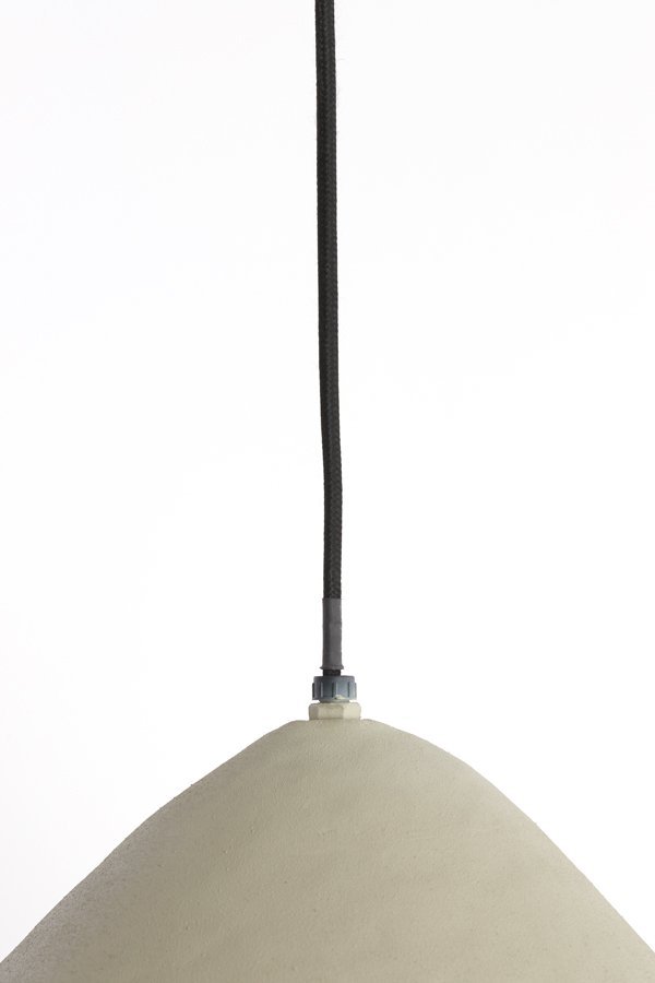 Close-up van een hanglamp met een gladde, koepelvormige betonnen kap. De lamp hangt aan een zwart snoer tegen een witte achtergrond.