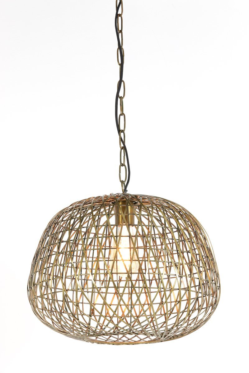 Een hangende lamp met een geweven rotanontwerp, met een kettingbevestiging en een warm gloeiende lamp erin. Het rotan is ingewikkeld verweven, wat een open, luchtige look creëert tegen een effen witte achtergrond.