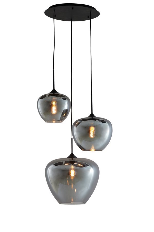 Moderne hanglamp met drie reflecterende, ovale lampen die aan zwarte snoeren hangen. De lampen geven een warme gloed af en hangen aan een ronde zwarte plafondbevestiging.