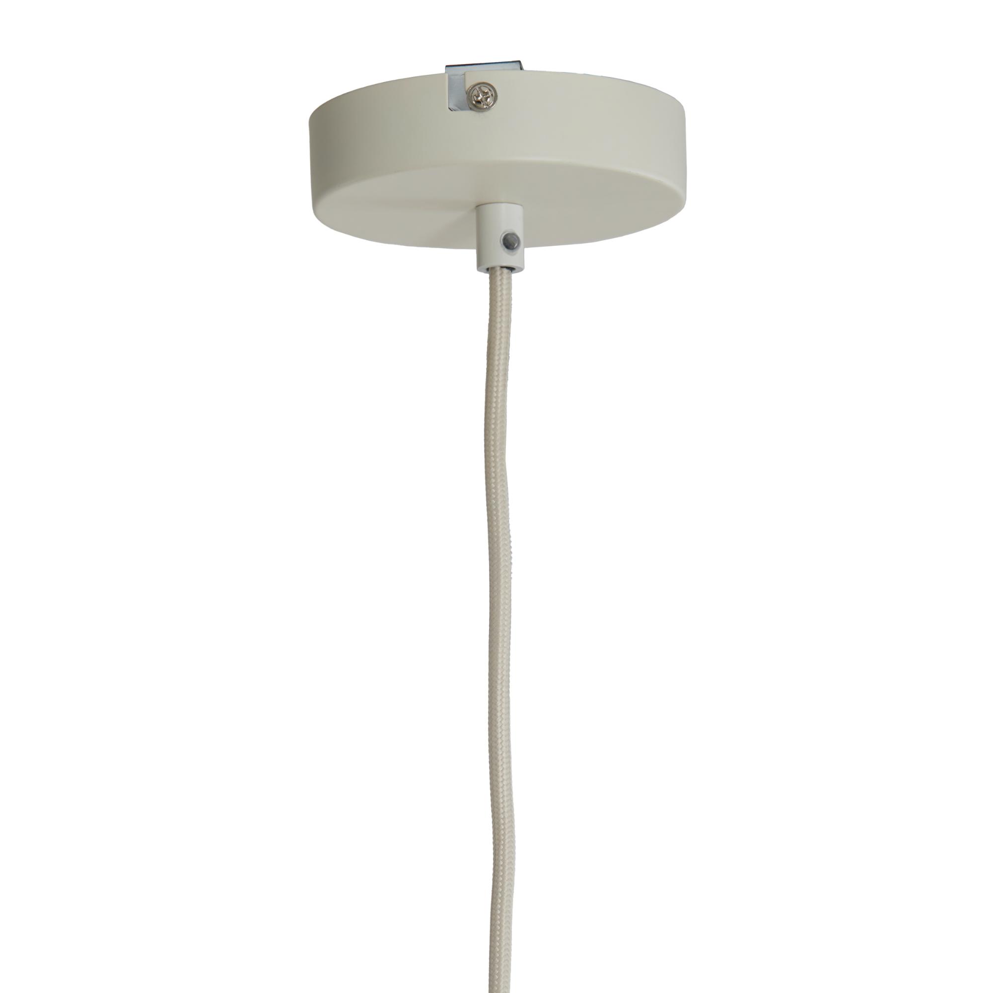 Een witte plafondlamp met een ronde basis en een enkele kabel die naar beneden hangt. De basis is met een zichtbare schroef aan het plafond bevestigd en de kabel is vastgezet met een kleine sluiting. De lamp is minimalistisch en modern van ontwerp.