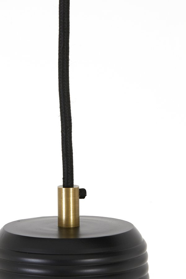 Een close-up van een zwarte hanglamp met een geribbeld oppervlak en een messing armatuur. De lamp hangt aan een zwart snoer tegen een effen witte achtergrond.