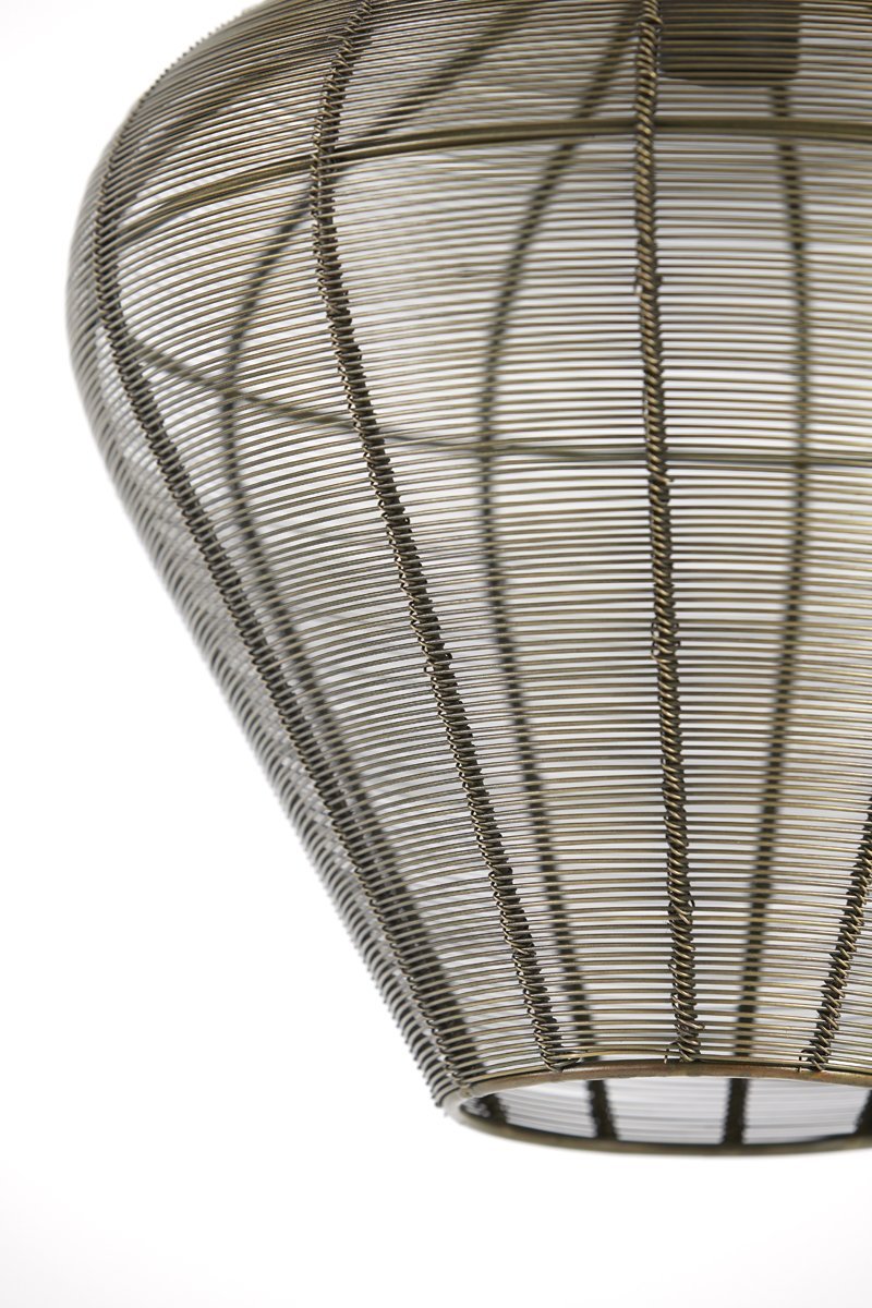 Close-up van een moderne lampenkap van metaaldraad met een conische vorm, met strak gewikkelde horizontale draden en verticale steunen, die een geometrisch patroon creëren. De achtergrond is wit, wat de ingewikkelde details van het ontwerp benadrukt.