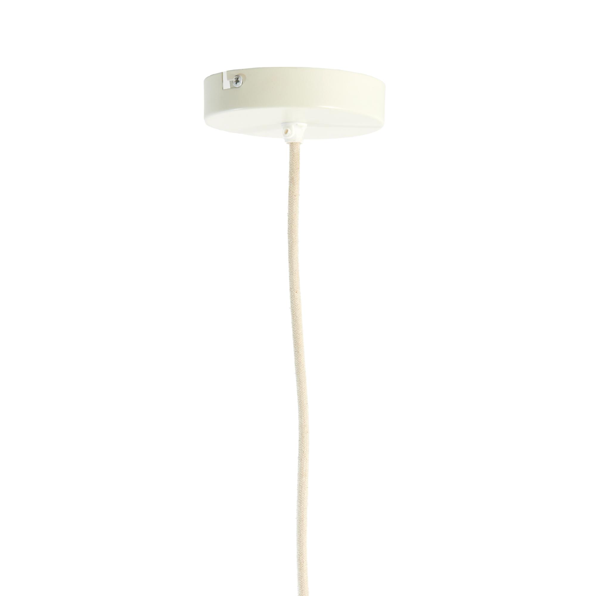 Een beige plafondlamp met een ronde basis en een met stof bekleed snoer dat naar beneden hangt. De lamp is eenvoudig en minimalistisch, wat het strakke design benadrukt. De achtergrond is effen wit.