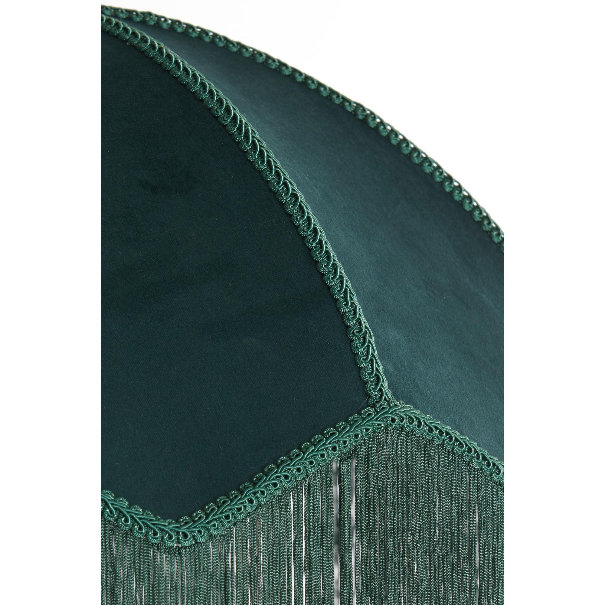 Close-up van een donkergroene fluwelen lampenkap met ingewikkelde stiksels langs de randen. Het ontwerp omvat franjes die aan de onderkant hangen, wat een elegante, vintage touch aan de kap toevoegt.