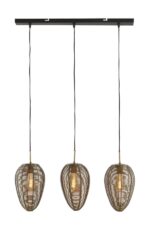 Drie hanglampen hangen aan een zwart plafondarmatuur. Elk heeft een langwerpig, ovaalvormig, open metalen frame met een warm gloeiende lamp erin. Het ontwerp is industrieel en modern en geeft de verlichting een artistiek tintje.
