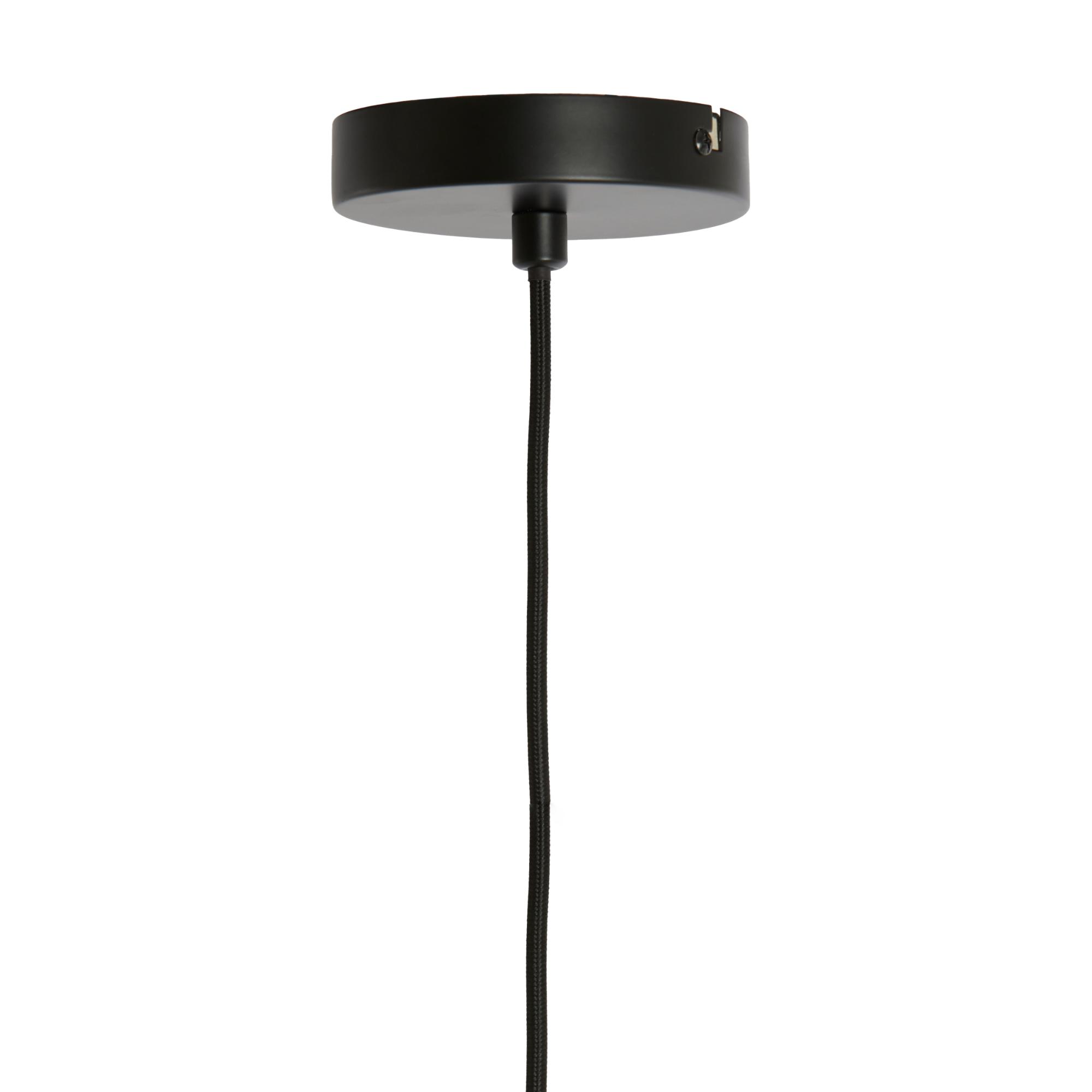 Close-up van een zwarte plafondlamp met een ronde kap. Een snoer loopt naar beneden vanaf het midden van de lamp, ontworpen om een hanglamp of plafondlamp op te hangen. De achtergrond is wit.