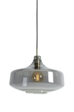 Een moderne hanglamp met een heldere glazen kap en een zichtbare lamp hangt aan een zwart snoer. De gloeidraad van de lamp is zichtbaar, wat de vintage stijl benadrukt. De armatuur heeft een strak, eigentijds design.