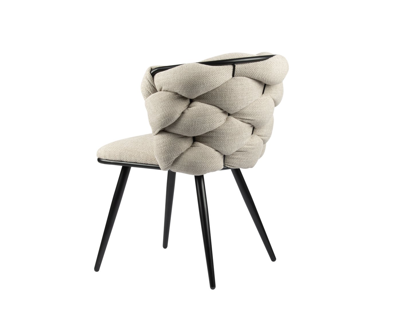 Een moderne stoel met een zachte, getextureerde rugleuning die lijkt op grote geweven knopen. De zitting en rugleuning zijn bekleed met lichtbeige stof en heeft slanke zwarte metalen poten. De stoel is zo geplaatst dat de rugleuning prominent zichtbaar is.