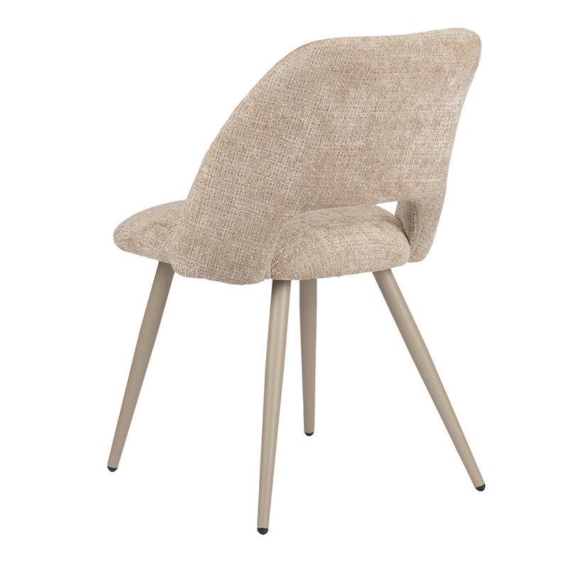 Een beige, gestoffeerde stoel met een structuurstof en een open rugontwerp. Het heeft vier schuine, taps toelopende poten met een lichte houtafwerking. De stoel wordt vanaf de achterkant getoond.