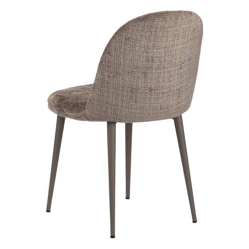 Een moderne eetkamerstoel met een ronde rug, bekleed met een getextureerde beige stof. De stoel heeft vier slanke, metalen poten in een donkergrijze afwerking, wat een eigentijds tintje aan het ontwerp toevoegt. De stoel is licht gekanteld, waardoor de rug zichtbaar is.