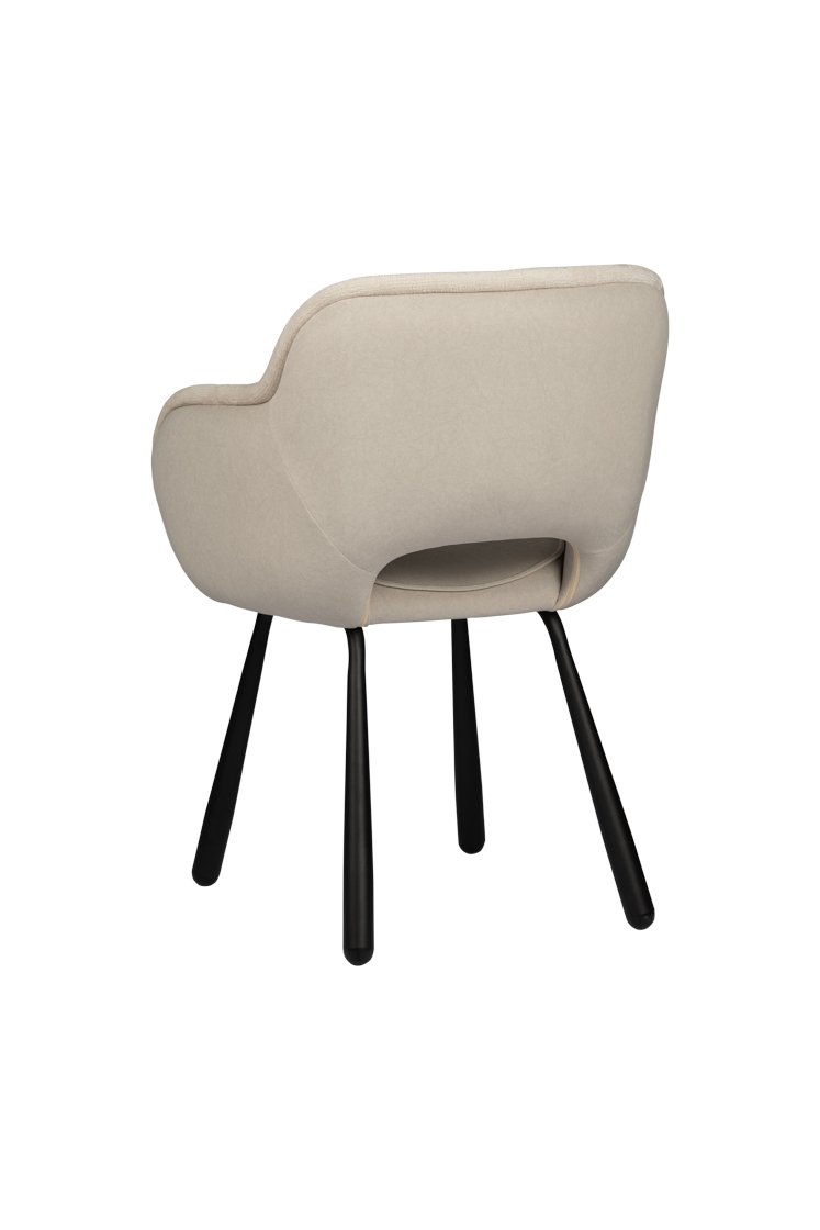 Een moderne, pluche fauteuil met een beige stoffen rugleuning en zwarte houten poten, van achteren gezien. De stoel heeft een zacht, gebogen ontwerp en een uitsparing in de onderrug. De achtergrond is effen wit.