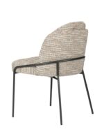 Een moderne stoel met een getextureerde, geweven stoffen zitting en rugleuning in beige tinten. Het heeft een strak zwart metalen frame en vier slanke poten. De stoel is afgebeeld vanaf een achterste hoek.