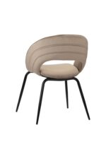 Beige moderne stoel met een ronde rugleuning en uitsparingen. De stoel heeft zwarte metalen poten en een gestoffeerde zitting, gezien vanuit een hoek die de rug en een zijkant laat zien.