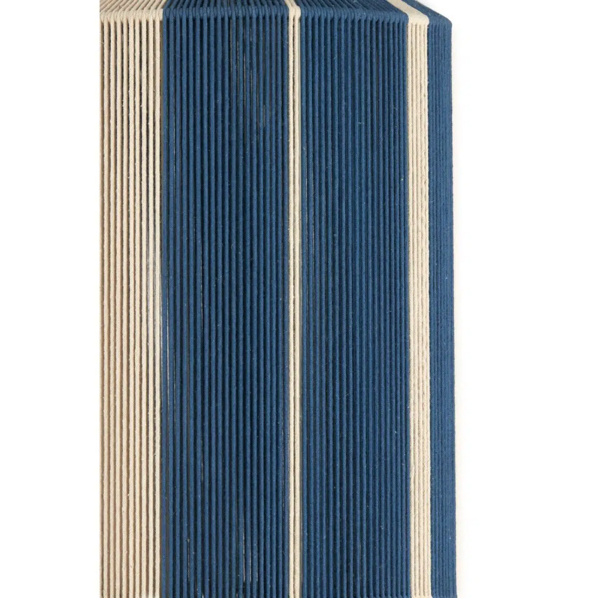 Golfkarton met afwisselende verticale blauwe en witte strepen, waardoor een gestructureerd patroon ontstaat. De strepen lopen parallel, met blauwe secties die breder zijn dan de witte, en bedekken het hele oppervlak van het materiaal.