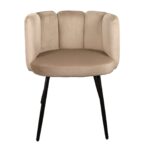 Een beige, fluwelen gestoffeerde stoel met een ronde rug en zwarte metalen poten. Het ontwerp heeft een gegolfde rugleuning en een gladde, gewatteerde zitting.