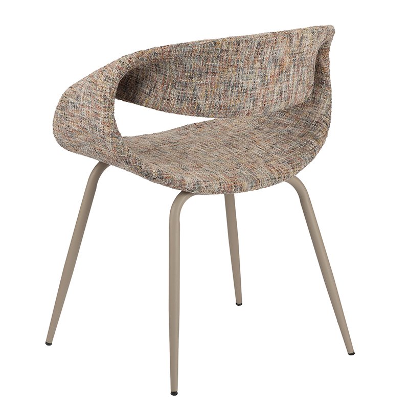 Een moderne stoel met een gebogen, geweven stoffen rugleuning en zitting, ondersteund door vier slanke, hoekige metalen poten. De stof is veelkleurig met een getextureerde uitstraling. Het ontwerp is strak en eigentijds.