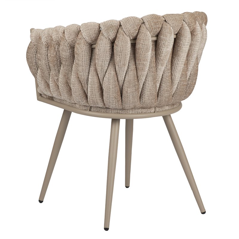 Wicker-stijl stoel met een geweven beige rugleuning en vier slanke, lichtbruine poten. Het ontwerp is modern en getextureerd, met de nadruk op ingewikkelde vlechtwerk en een ronde zitting.
