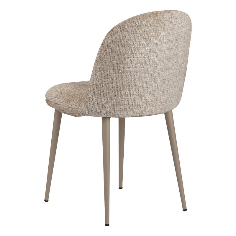 Een beige gestoffeerde stoel met een structuurstof, met een ronde rugleuning en zitting. De stoel heeft vier slanke, lichtgekleurde metalen poten, wat een eenvoudig en modern ontwerp oplevert. Gezien vanaf de linkerachterhoek.