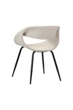 Een moderne, minimalistische stoel met een gebogen, open rug ontwerp en getextureerde lichtbeige stof. Het heeft vier strakke zwarte metalen poten. De stoel is in een lichte hoek geplaatst, wat de eigentijdse stijl benadrukt.