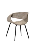 Een moderne, stijlvolle stoel met een geweven, lichtbruine stoffen zitting met een open rug. De stoel staat op vier zwarte metalen poten, wat zorgt voor een strakke en eigentijdse look.