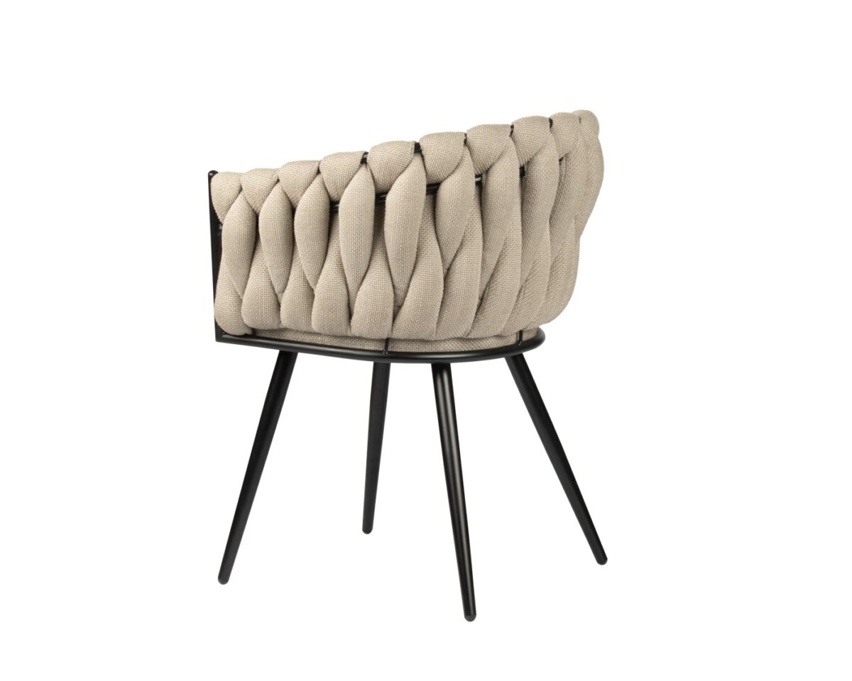 Een beige gestoffeerde stoel met een geweven, getextureerde rugleuning op zwarte metalen poten. De stoel heeft een modern design met een gebogen rug, wat een stijlvolle maar functionele zitoptie biedt.