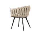 Een beige gestoffeerde stoel met een geweven, getextureerde rugleuning op zwarte metalen poten. De stoel heeft een modern design met een gebogen rug, wat een stijlvolle maar functionele zitoptie biedt.