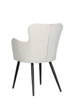 Een moderne, lichtbeige gestoffeerde fauteuil met zwarte, taps toelopende houten poten, van achteren gezien tegen een witte achtergrond. De stoel heeft een gebogen rugleuning en licht uitlopende armen.
