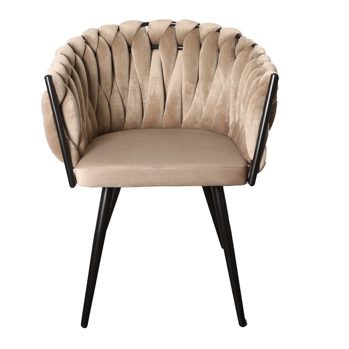 Een beige, fluwelen fauteuil met een uniek geplooid rugleuningontwerp. De stoel heeft een ronde zitting en zwarte metalen poten, die elegantie combineren met moderne stijl.