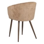 Een beige stoffen stoel met een ronde rugleuning en vier taps toelopende houten poten, van achteren gezien.