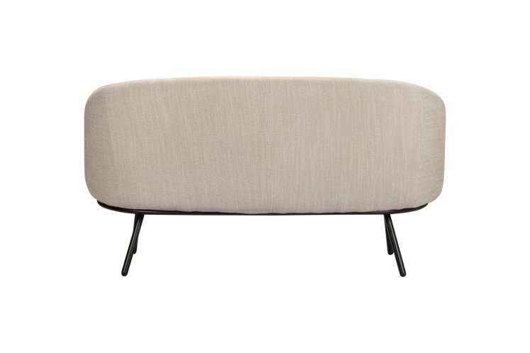 Een beige, ovaalvormige bank met een strak, modern design en zwarte metalen poten. De minimalistische stijl en neutrale kleur van de bank maken hem geschikt voor verschillende interieurs.
