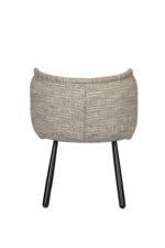 Een beige, geweven kruk met een afgeronde kussentop en strakke zwarte metalen poten staat centraal tegen een effen witte achtergrond. Het ontwerp is modern en minimalistisch.