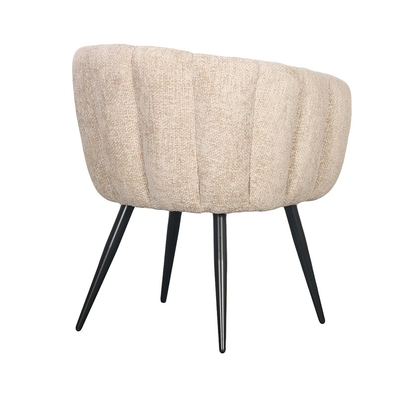 Een moderne, beige gestoffeerde stoel met een ronde rugleuning en verticale tufting. Het heeft vier slanke, zwarte metalen poten, licht naar buiten gericht voor ondersteuning en stijl. De stoel heeft een eigentijds en minimalistisch design.