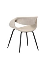 Een moderne stoel met een beige, gebogen zitting met open rugleuning en vier zwarte metalen poten, afgebeeld in profiel tegen een witte achtergrond.