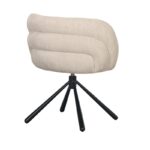 Een beige, gestoffeerde moderne stoel met een gebogen rugleuning en minimalistisch design. Het heeft een draaibare basis met vier strakke, zwarte metalen poten die naar buiten steken, tegen een effen witte achtergrond.
