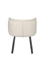 Een beige, gestoffeerde stoel, van achteren bekeken, met een gebogen ontwerp en ondersteund door slanke zwarte poten. De stoel staat tegen een witte achtergrond.