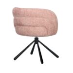 Een moderne, blosroze gestoffeerde draaistoel met een ronde rugleuning en een getextureerde stof. Het heeft een zwart metalen vierpootsonderstel voor ondersteuning. De stoel is lichtjes naar de zijkant gekanteld, wat het eigentijdse ontwerp benadrukt.