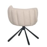 Een moderne beige stoffen stoel met een gebogen rugleuning en verticaal stikpatroon. Het heeft een zwarte, vierpotige metalen basis die stabiliteit biedt en een eigentijds design. De stoel is gepositioneerd met de rugleuning naar de kijker gericht.
