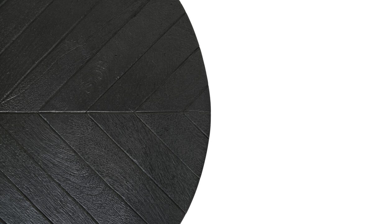 Diagonale planken van donkergroen hout vormen een cirkelvormig patroon aan de linkerkant van de afbeelding, dat contrasteert met de witte achtergrond aan de rechterkant.