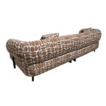 Een stijlvolle bank met een modern, abstract patroon in wit en bruin. De bank heeft afgeronde randen en zwarte poten, wat een combinatie van comfort en esthetische aantrekkingskracht biedt. Het is van achteren gezien.