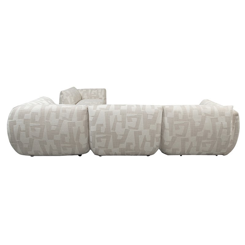 Gebogen modulaire bank met een geometrisch patroon in lichtbeige stof. Het ontwerp heeft vier verbonden secties, bekeken vanaf de achterkant.