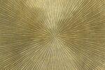 Close-up van een getextureerd, goudkleurig cirkelvormig patroon met stralende lijnen vanuit het midden, wat een stereffect creëert. Het oppervlak heeft een metaalachtige glans, wat het een levendige en lichtgevende uitstraling geeft.