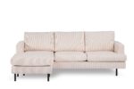 Een beige, driezits sectionele bank met een chaise longue aan de linkerkant. Het heeft eenvoudige lijnen en zwarte poten, tegen een effen witte achtergrond.
