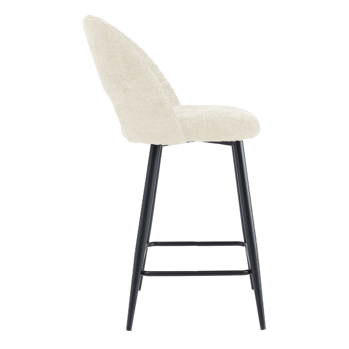 Zijaanzicht van een moderne barkruk met een lichtbeige, pluche stoffen zitting en rugleuning. Het heeft strakke zwarte metalen poten met een voetsteunbalk die de voorpoten verbindt.