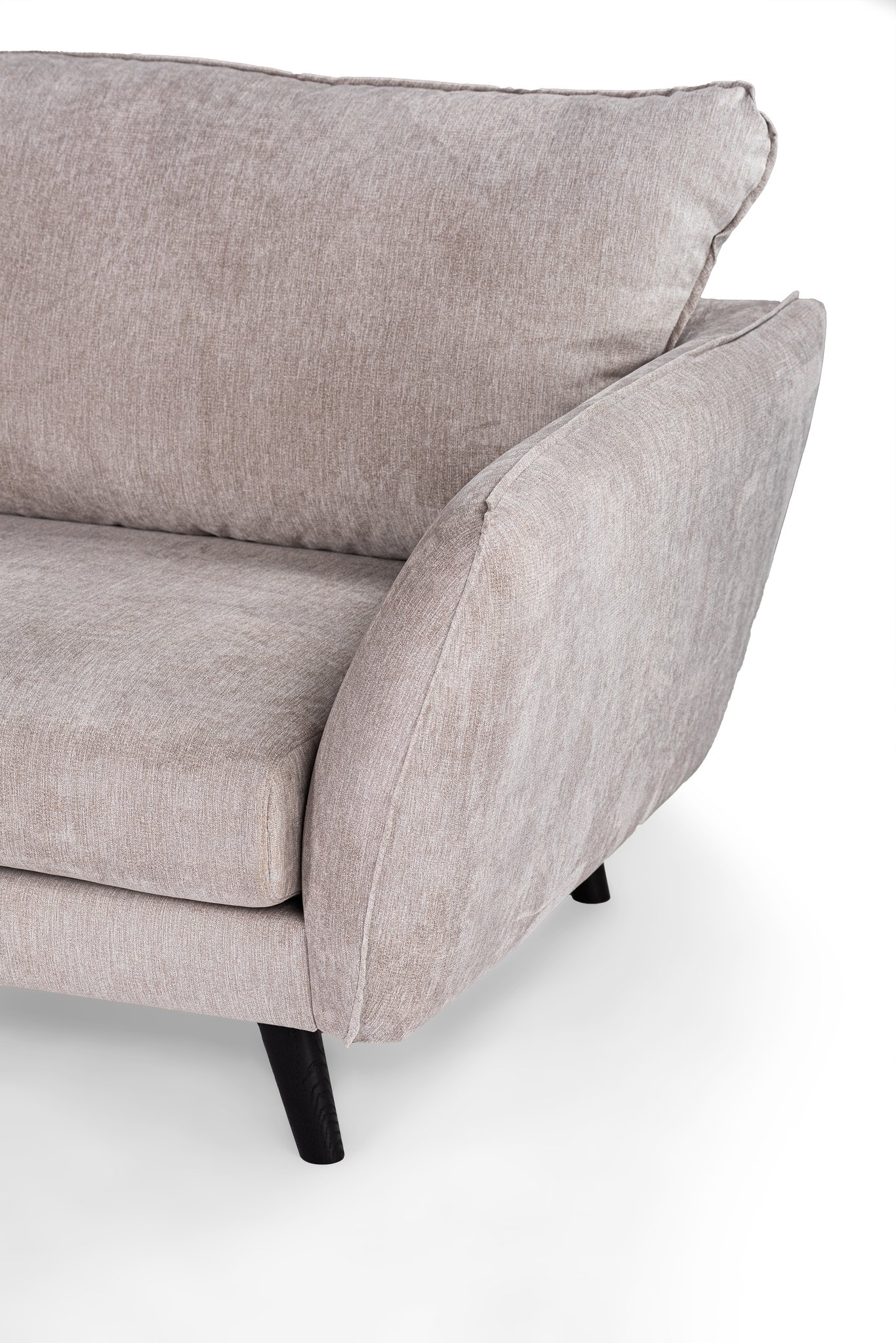 Close-up van een moderne lichtgrijze stoffen bank met zacht gebogen armleuningen en zwarte taps toelopende poten op een witte achtergrond.