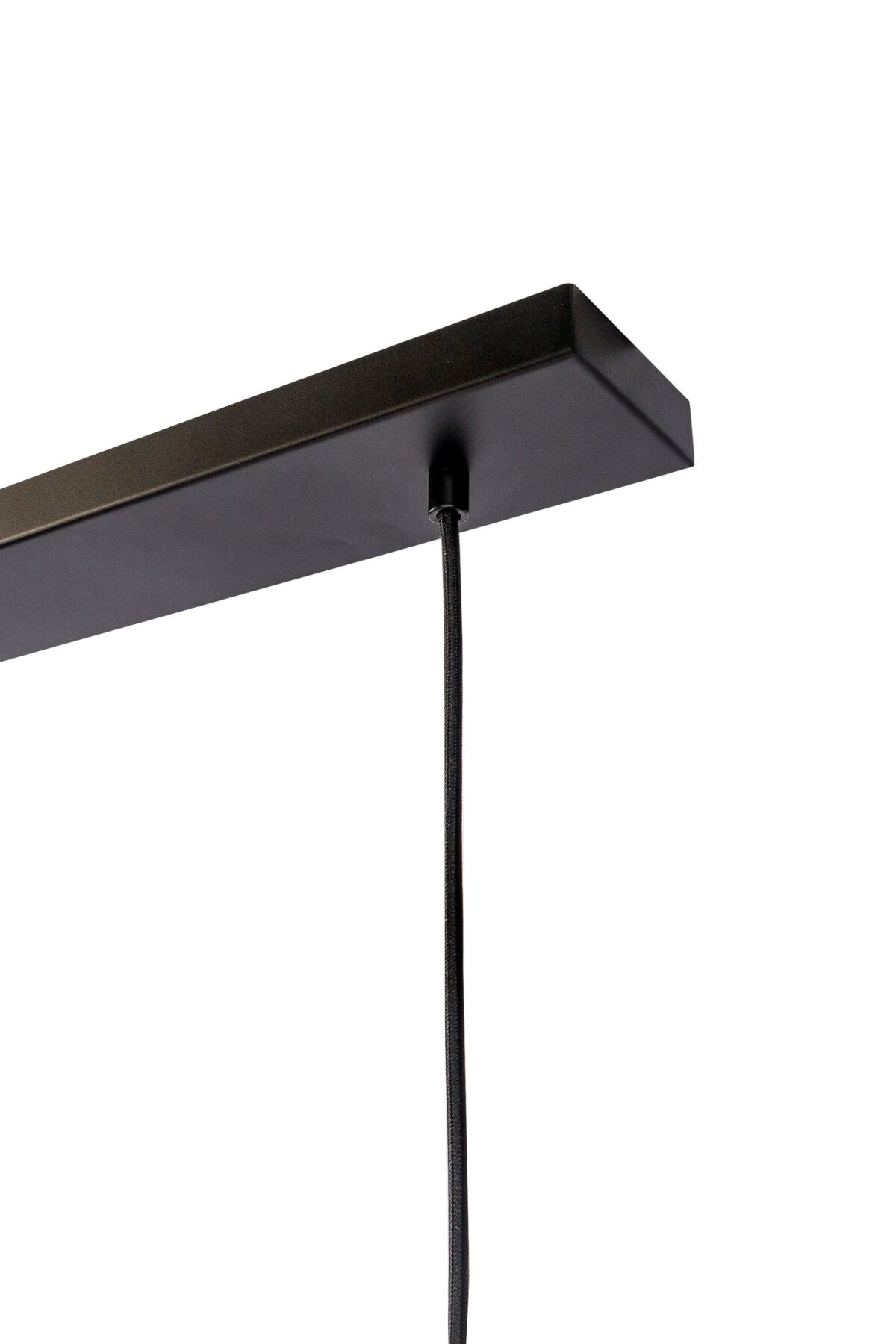 Een close-up van een moderne zwarte hanglamp die aan een rechthoekige plafondbevestiging hangt. De lamp heeft een glad, strak design met een enkel zwart snoer dat naar beneden loopt.