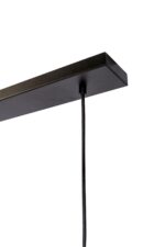 Een close-up van een moderne zwarte hanglamp die aan een rechthoekige plafondbevestiging hangt. De lamp heeft een glad, strak design met een enkel zwart snoer dat naar beneden loopt.