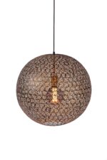 Een bolvormige hanglamp met een getextureerde, geperforeerde metalen kap die ingewikkelde patronen werpt rond een warme, gloeiende lamp binnenin. Het hangt aan een zwart snoer tegen een witte achtergrond.