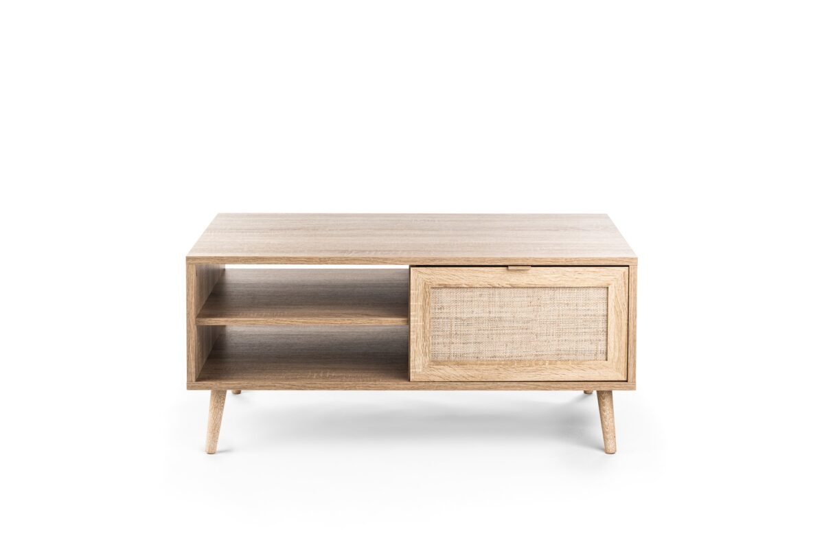 De Salontafel, 100x60 cm, M930 Sedona heeft licht hout, twee open planken aan de linkerkant, een enkele kast met een geweven front aan de rechterkant en staat op vier schuine poten tegen een witte achtergrond.