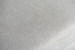 Close-up van de beige Lord 22 stof met een subtiele geweven textuur op de hoek van de 3-zits hoek rechts sofa (stof E460).